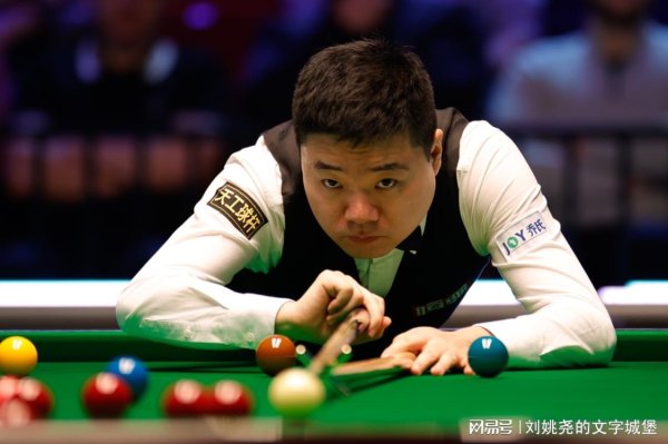 鸿满仓 斯诺克最新战报！丁俊晖单杆92分零封，2-0领先，斯佳辉德比0-1！